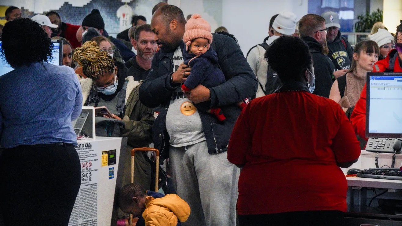 Record-historico-de-viajes-en-Navidad-y-Ano-Nuevo-aeropuertos-llenos-y-carreteras-al-limite-en-Nueva-York-AP22357756345930