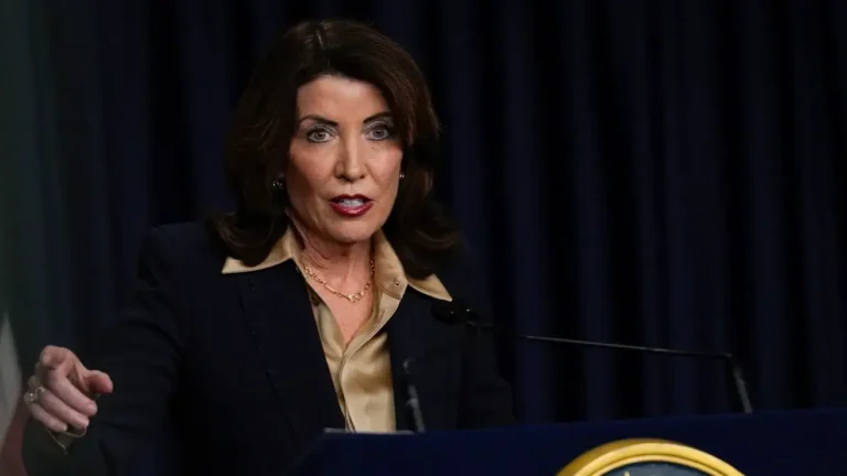 Gobernadora-Hochul-propone-expansion-de-colegios-comunitarios-gratuitos-enfocados-en-enfermeria-AP25051806478748