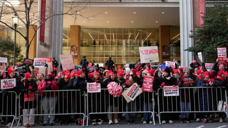 Huelga-de-enfermeras-en-NYC-¿Que-estan-haciendo-los-hospitales-para-no-ver-afectados-sus-servicios-AP26012564884660