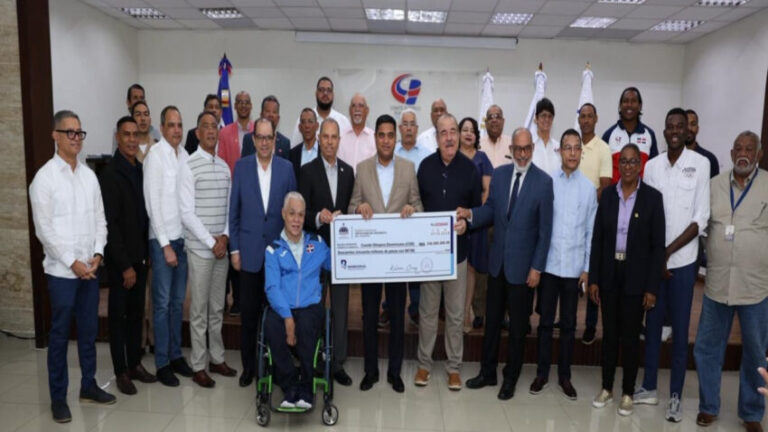 Ministro-Kelvin-Cruz-entrega-250-millones-mas-para-preparar-atletas-de-Juegos-Centroamericanos-y-del-Caribe-850x478