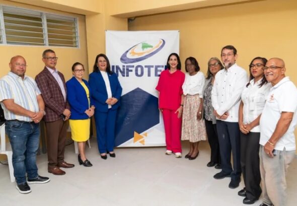 Primera-dama-inaugura-aulas-de-belleza-e-informatica-equipadas-por-INFOTEP-en-Capotillo-728x453