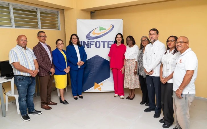 Primera-dama-inaugura-aulas-de-belleza-e-informatica-equipadas-por-INFOTEP-en-Capotillo-728x453
