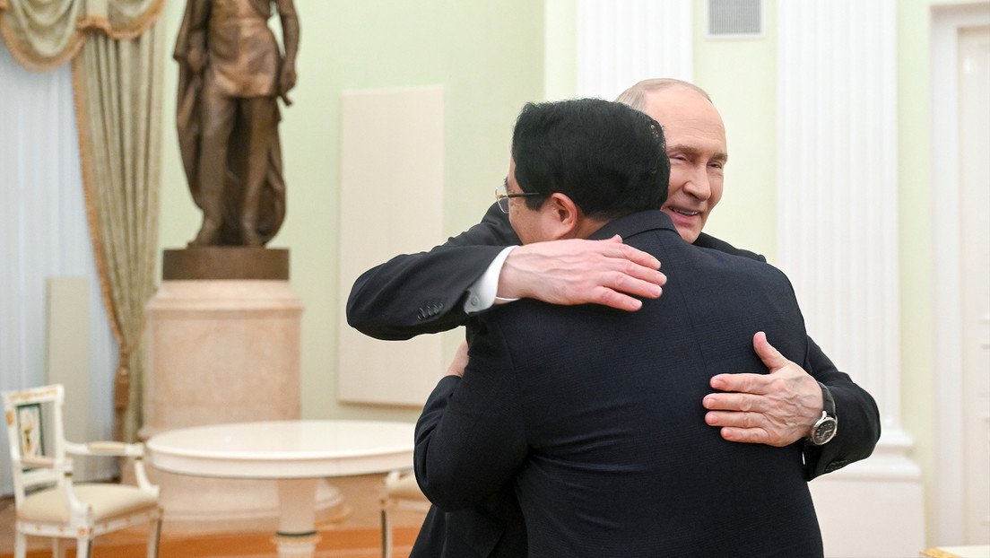 Putin-y-el-primer-ministro-de-Vietnam-sellan-su-sintonia-con-abrazos-fraternales