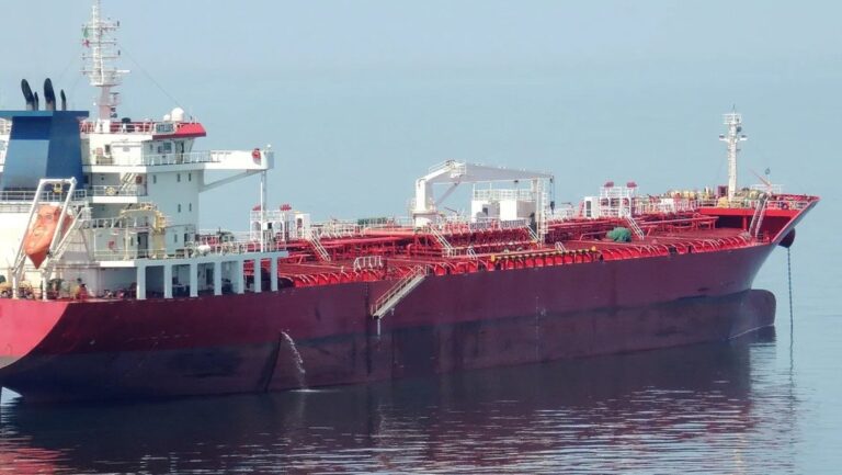 Petrolero-chino-desafia-a-Trump-y-cruza-Ormuz-a-pesar-de-su-bloqueo