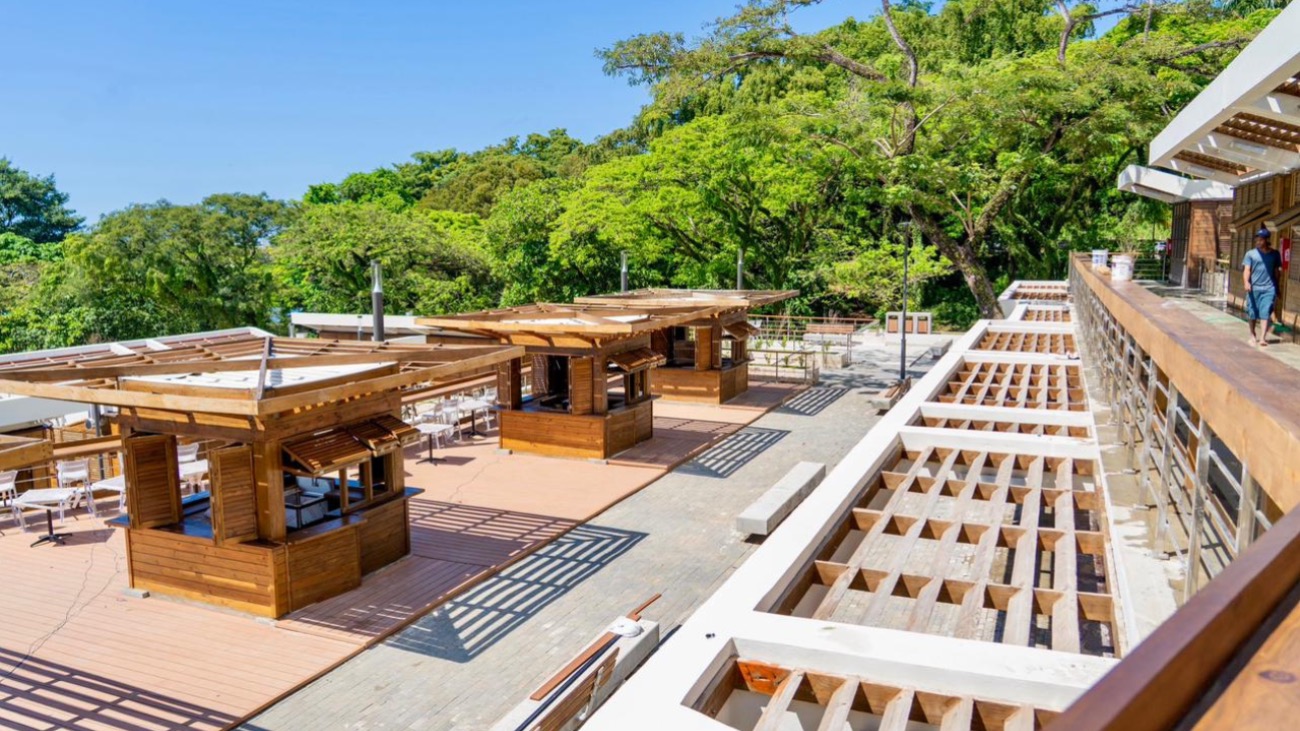 Presidente-Abinader-entrega-nueva-plaza-de-vendedores-en-playa-de-Sosua