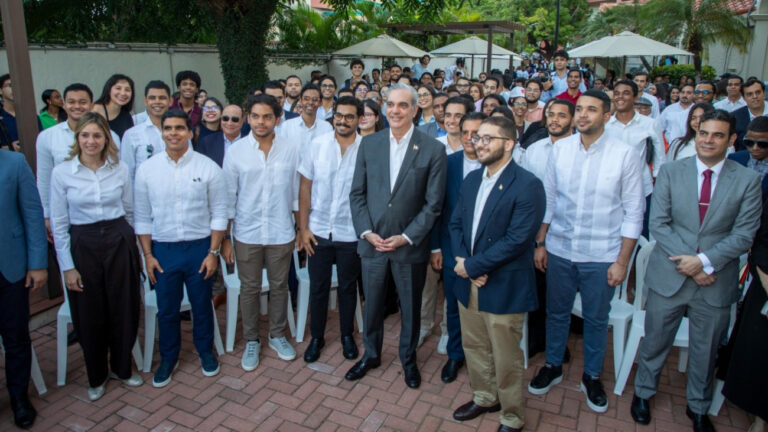 Presidente-Abinader-participa-en-conversatorio-politico-con-universitarios