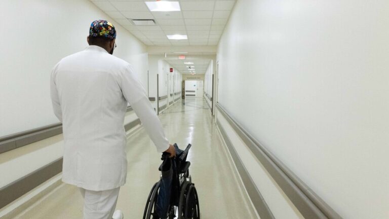 proponen-penas-de-carcel-contra-quienes-agredan-a-medicos-3920d118-focus-min0.46-0.44-896-504