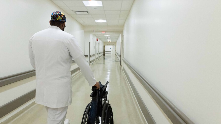 proponen-penas-de-carcel-contra-quienes-agredan-a-medicos-3920d118-focus-min0.46-0.44-896-504