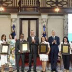 luis-abinader-entrega-medalla-al-merito-magisterial-a-educadores-953e0ec1-focus-0-0-896-504
