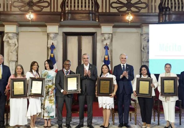 luis-abinader-entrega-medalla-al-merito-magisterial-a-educadores-953e0ec1-focus-0-0-896-504