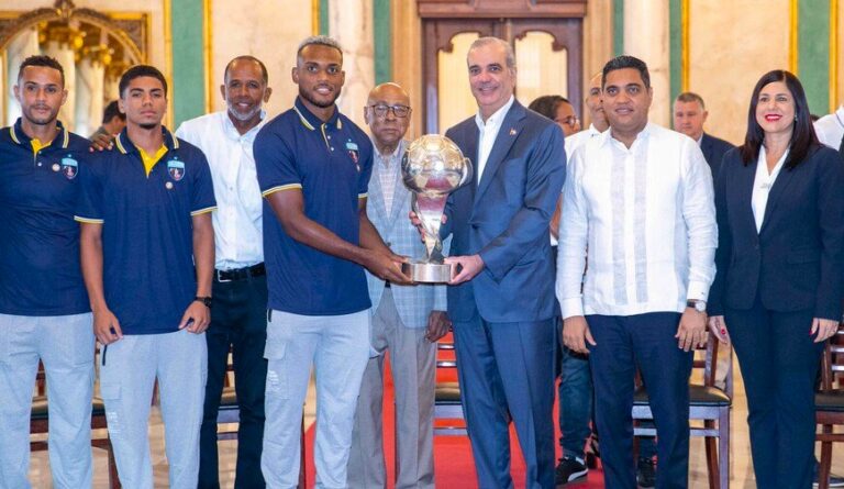presidente-abinader-felicita-al-salcedo-fc-por-su-corona-en-la-ldf-c8c0d1df-focus-0-0-896-504