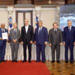 Abinader-entrega-titulos-de-los-parques-nacionales-Loma-Novillero-y-Montana-La-Humeadora-Foto-Fuente-Externa-5