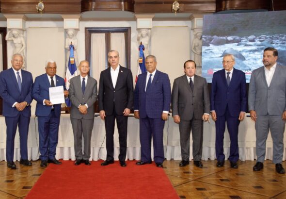 Abinader-entrega-titulos-de-los-parques-nacionales-Loma-Novillero-y-Montana-La-Humeadora-Foto-Fuente-Externa-5