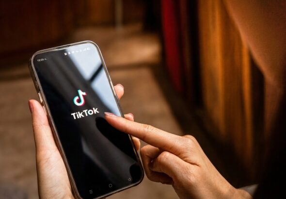 ¿Que-significa-farmear-aura-La-tendencia-de-TikTok-que-ya-llego-a-las-calles-shutterstock_2619369249.webp_202608210802