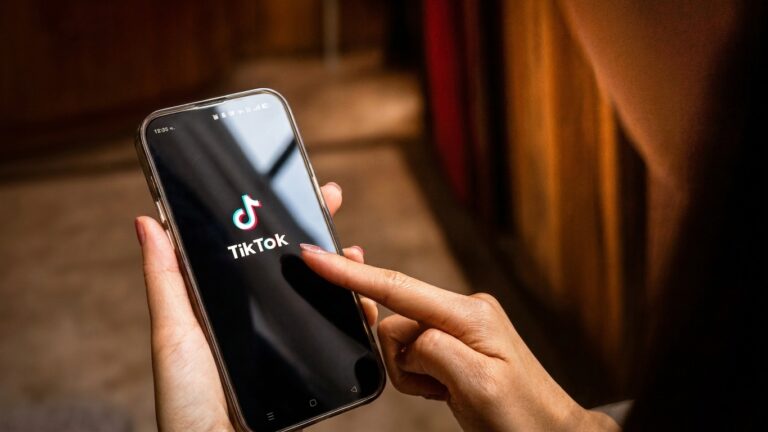 ¿Que-significa-farmear-aura-La-tendencia-de-TikTok-que-ya-llego-a-las-calles-shutterstock_2619369249.webp_202608210802