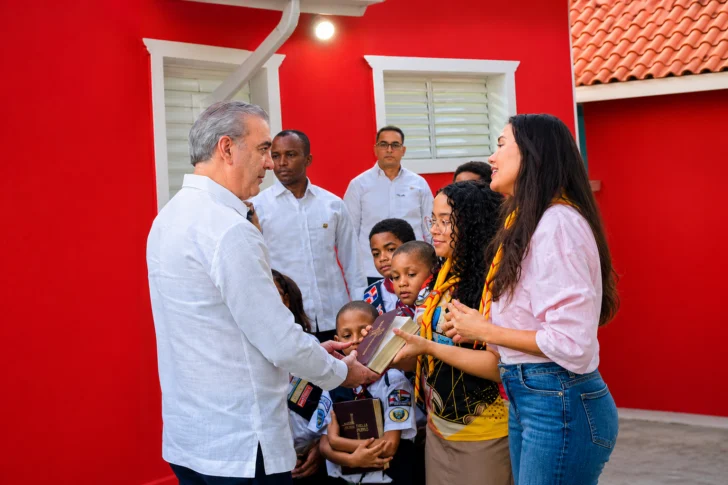Jovenes-adventistas-entregan-una-Biblia-a-Luis-Abinader-durante-inauguracion-de-CAIPI-728x485